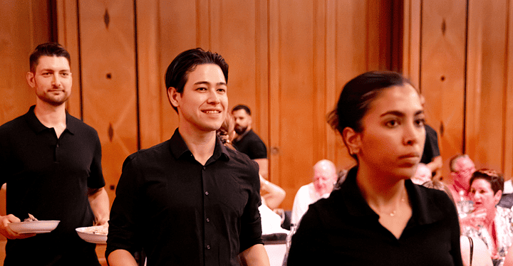 Serviceteam trägt Speisen ein beim Gala-Dinner Franken Classics – Markus Grein Catering Bad Kissingen