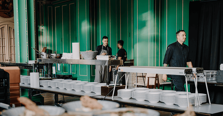 Catering-Team bereitet Gala-Dinner im Regentenbau Bad Kissingen vor – Teller und Speisen im Aufbau