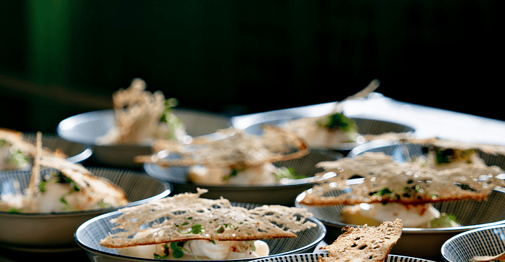 Fertig angerichtete Vorspeisenschalen mit Brotchip – Gala-Dinner Franken Classics Regentenbau