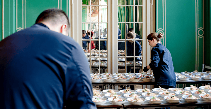 Catering-Team finalisiert Speisen im historischen Regentenbau beim Gala-Dinner Franken Classics