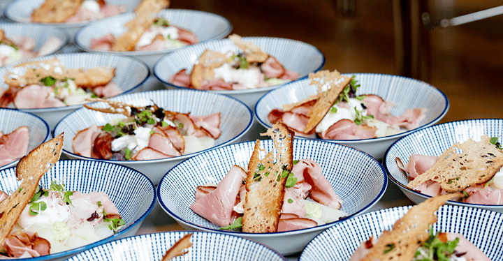 Vorspeise mit Schinken, Frischkäse und Brotchip – Gala-Dinner Franken Classics Bad Kissingen