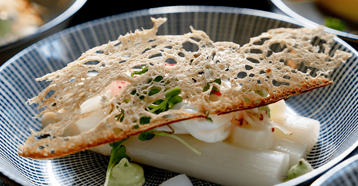 Vorspeise mit Spargel, Brotchip und Microgreens – Vier-Gänge-Menü Franken Classics Bad Kissingen