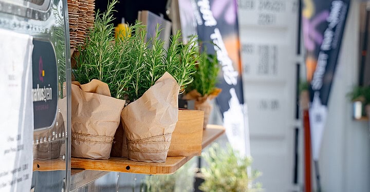 Frische Rosmarin Kräuter in Papiertüten auf der Theke eines Aistream Foodtrucks von Markus Grein Catering