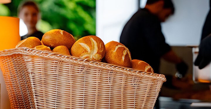 Frische Brötchen im Korb bereitgestellt am Foodtruck von Markus Grein