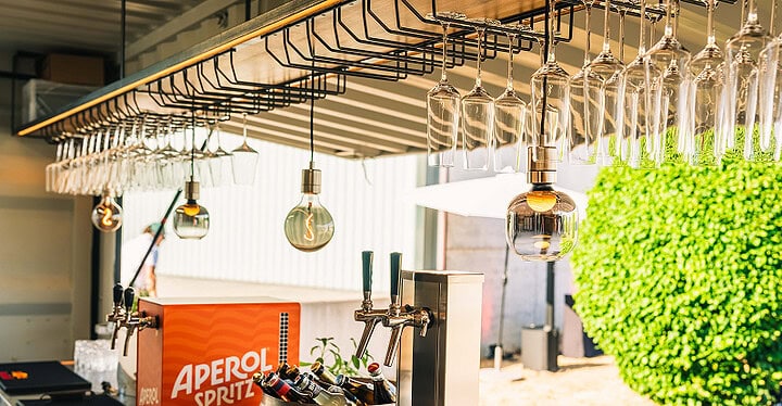 Foodtruck als Bar eingerichtet mit Aperol Spritz und hängenden Gläsern für die Hochzeit