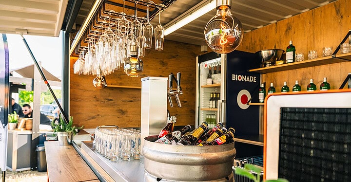 Eingedeckte Getränketheke im Foodtruck mit Flaschen und Fässern für den Ausschank auf der Hochzeit