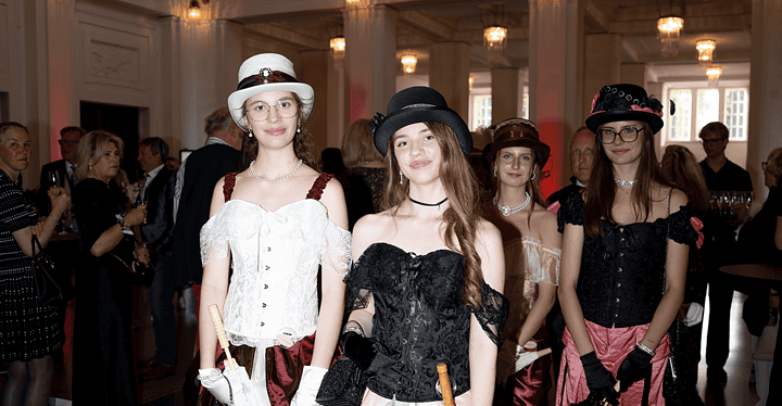 Gäste in viktorianischen Kostümen beim Gala-Dinner Franken Classics im Regentenbau Bad Kissingen