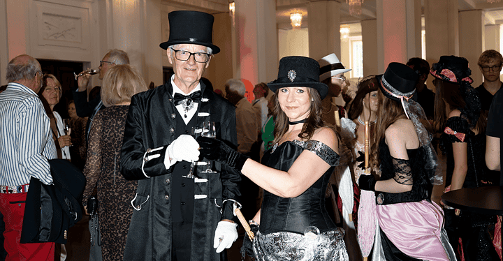 Gäste in viktorianischen Kostümen feiern Gala-Dinner Franken Classics Regentenbau Bad Kissingen
