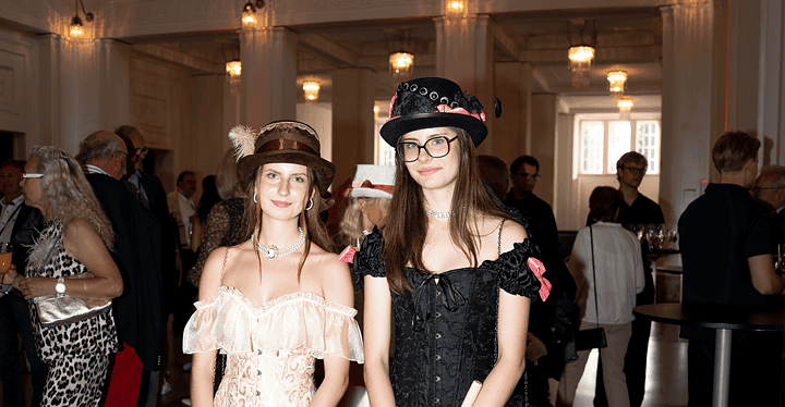 Zwei Gästinnen in viktorianischen Outfits beim Gala-Abend Franken Classics Bad Kissingen