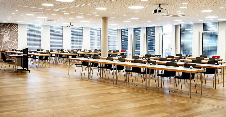 Konferenzraum der Würzburger Business-Eventlocation Novum Conference & Events mit vorbereiteter Bestuhlung ohne Gäste.
