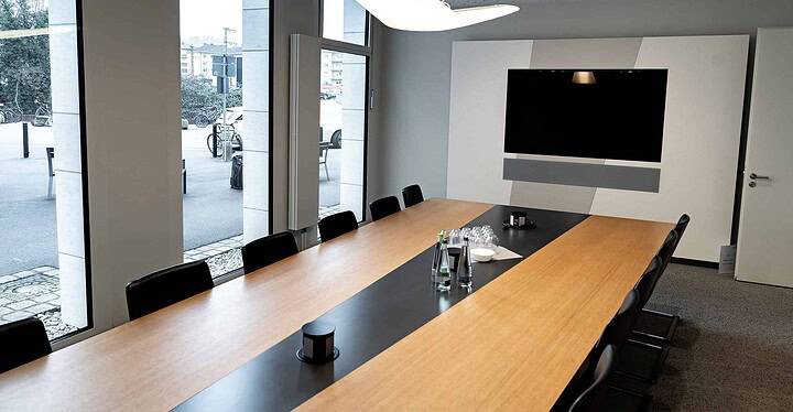 Großer Meetingraum der Business-Eventlocation Novum in Würzburg mit Blick auf den Besprechungsbildschirm.