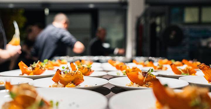Desserts werden von Köchen von Markus Grein Catering im Rahmen eines Messe-Catering für einen Messestand vorbereitet.