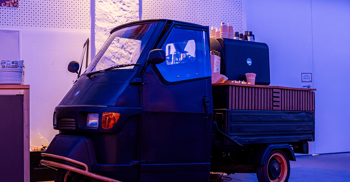 Mobiler Kaffeewagen auf einer Piaggio Ape sorgt beim Messe-Catering für stimmungsvolles Ambiente.