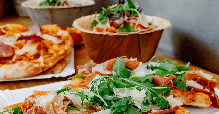 Pizza und Bowl als Mittagsangebot beim Messe-Catering.