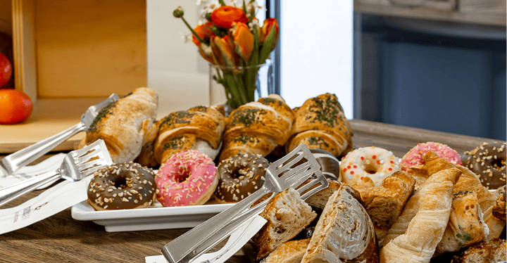 Süßes Gebäck und Donuts für die Phase am Nachmittag beim Messe-Catering.