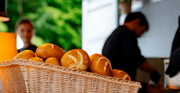 Frisch gebackene Brötchen im Korb für das Frühstück beim Messe-Catering.