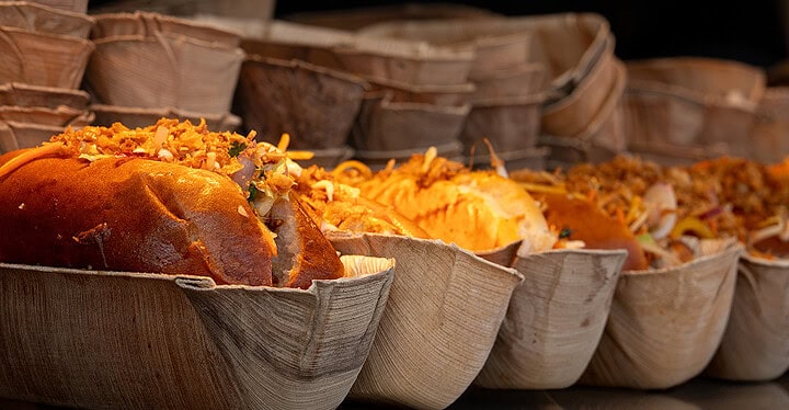 Palmblattschalen mit Pulled Pork Burger im Foodtruck bereit zur Ausgabe