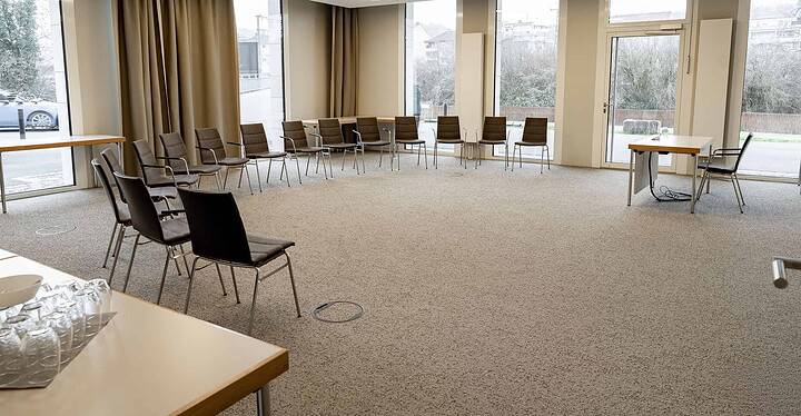 Moderner Seminarraum der Würzburger Seminarlocation Novum Conference Center mit Bestuhlungsform im Halbkreis.