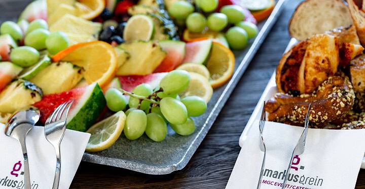 Tagung-Catering von Markus Grein Catering mit einem Buffet mit Obst und Backwaren bei einer Tagung in Würzburg