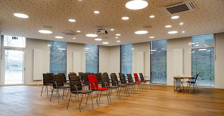 Heller, moderner Tagungsraum der Würzburger Tagungslocation Novum Conference & Events mit der Bestuhlungsart Stuhlreihen.