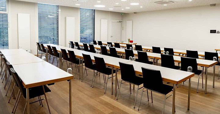 Heller, moderner Tagungsraum im Novum Conference & Events in Würzburg mit parlamentarischer Bestuhlung.