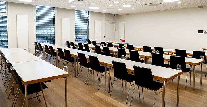 Tagungsraum der Würzburger Tagungslocation Novum Conference & Events mit vorbereiteter Bestuhlung ohne Gäste.