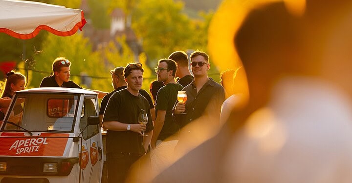 Aperol-Ape als mobile Bar und Gäste bei einem DJ-Open-Air von vamos. am Maschinenhaus in Würzburg