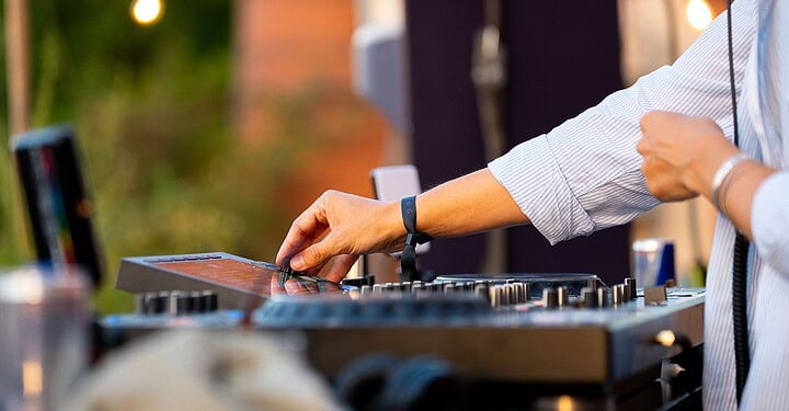Nahaufnahme eines DJ-Controllers von Pioneer beim Open-Air vamos. x Aperol auf der Terrasse der Würzburger Eventlocation Maschinenhaus.