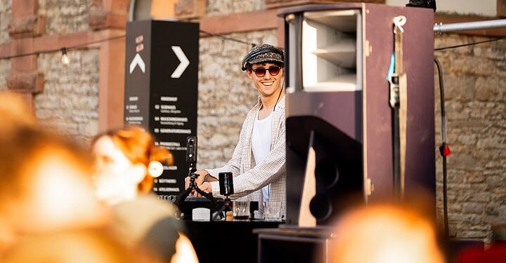 DJ-Booth beim Event von vamos. und Aperol im Außenbereich der Würzburger Eventlocation Maschinenhaus.