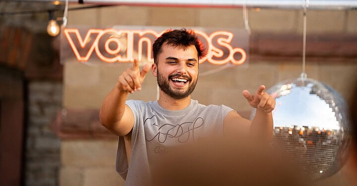 DJ, vamos. LED-Logo und Discokugel auf der Terrasse der Würzburger Eventlocation beim Event vamos. x Aperol.