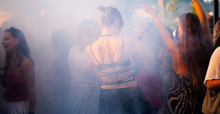 Tanzende Gäste auf dem Dancefloor beim DJ-Open-Air vamos. x Aperol auf der Terrasse des Maschinenhauses in Würzburg.
